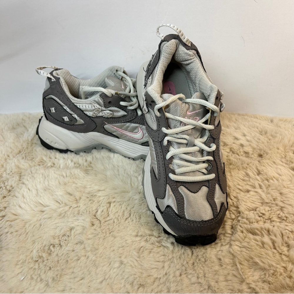 Nike‎ Gray and Pink Sneakers Sporty Design women 6-6.5 ?
